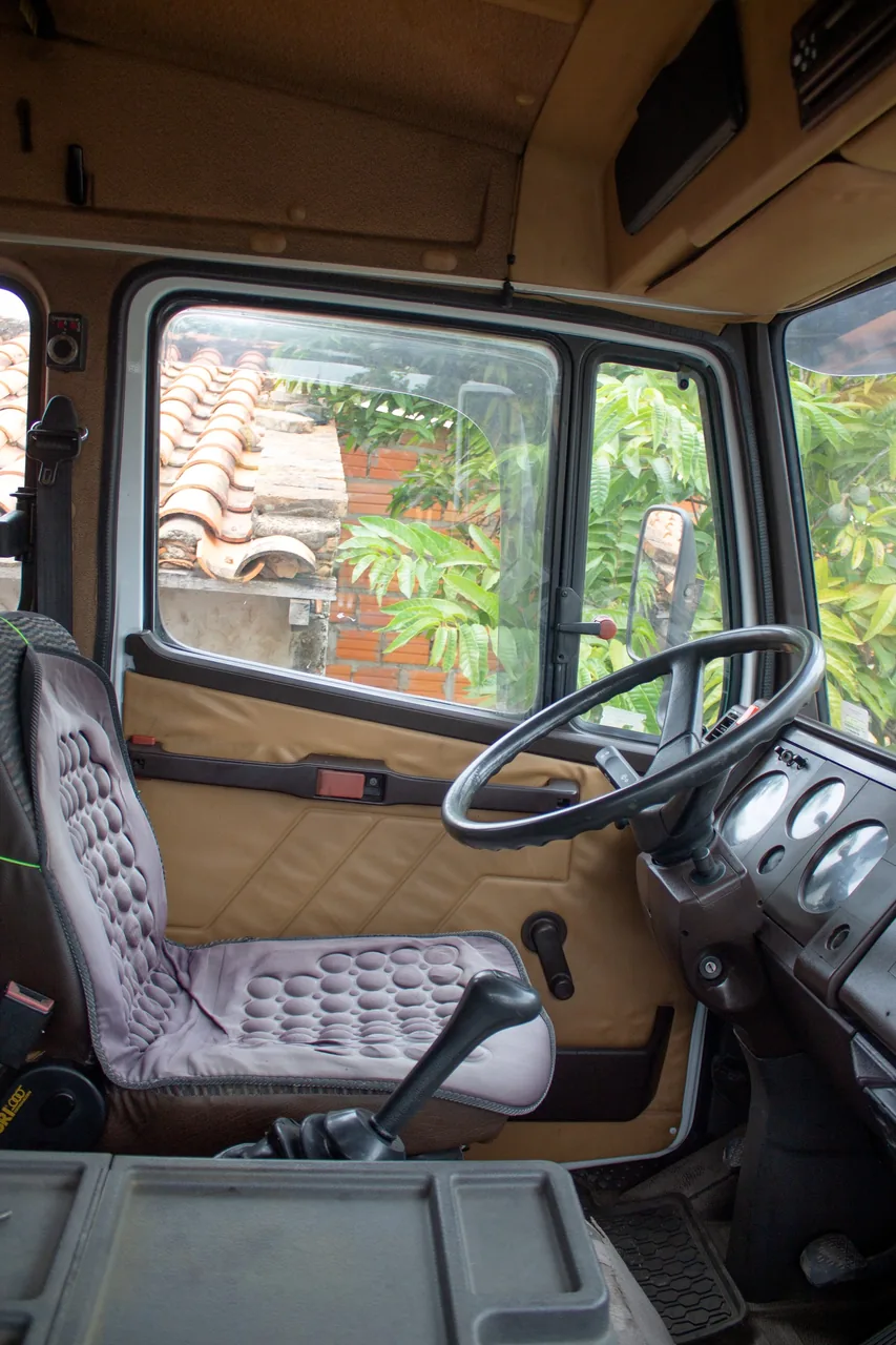 Interior de la cabina del Mercedes-Benz 1120, con butaca y tapizado