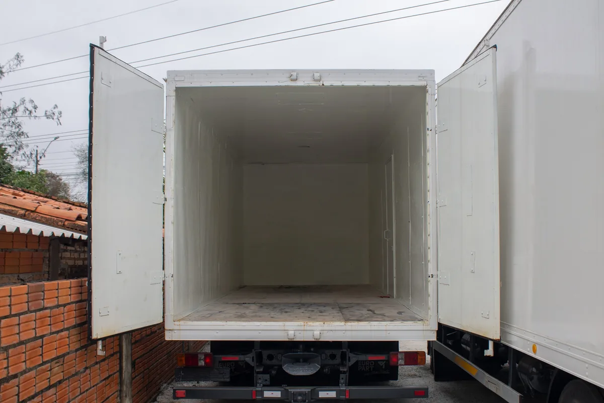 Furgón del Mercedes-Benz 1120 con las puertas traseras abiertas y la caja vacía