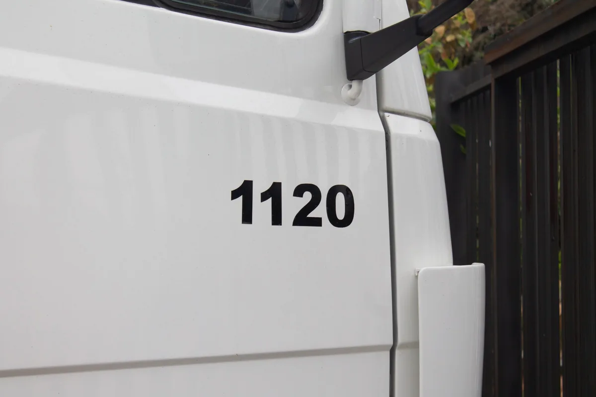 Insignia 1120 en la puerta de un Mercedes-Benz blanco
