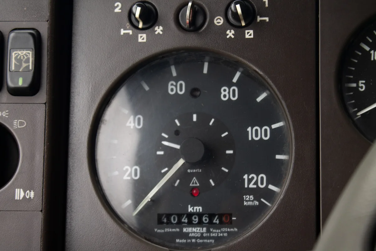 Odómetro del Mercedes-Benz 814 marcando 404.964 kilómetros
