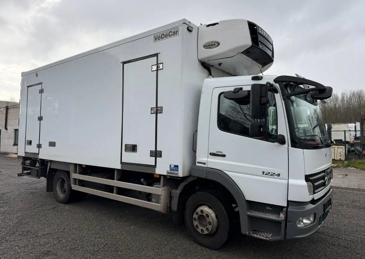 Atego 1224 frigorífico de costado, con la caja térmica completa y las puertas laterales