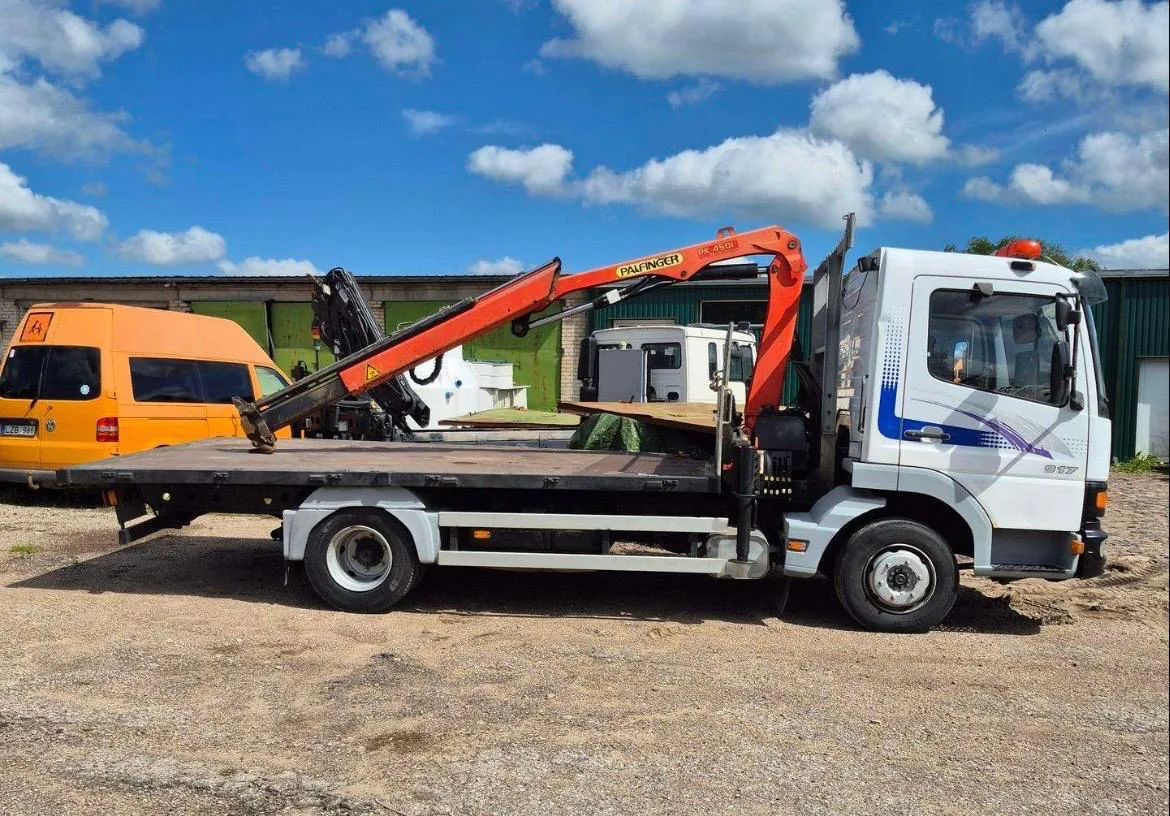 Mercedes-Benz Atego 917 con plancha e hidrogrúa Palfinger montada detrás de la cabina