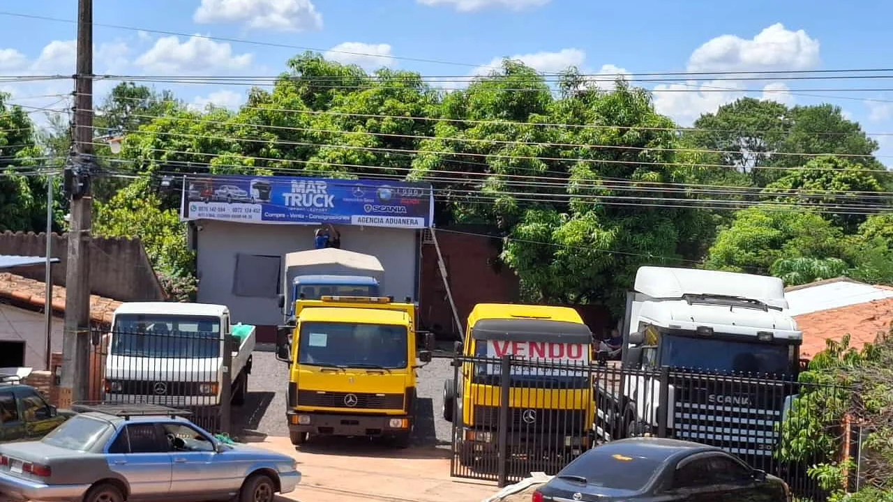 Patio de Mar Truck sobre la Ruta 3 en Limpio