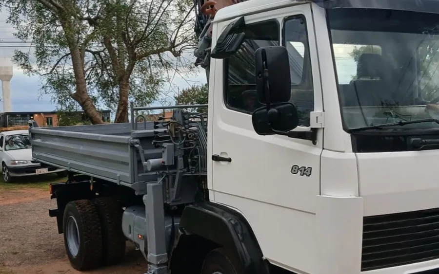 Mercedes-Benz 814 con volquete e hidrogrúa