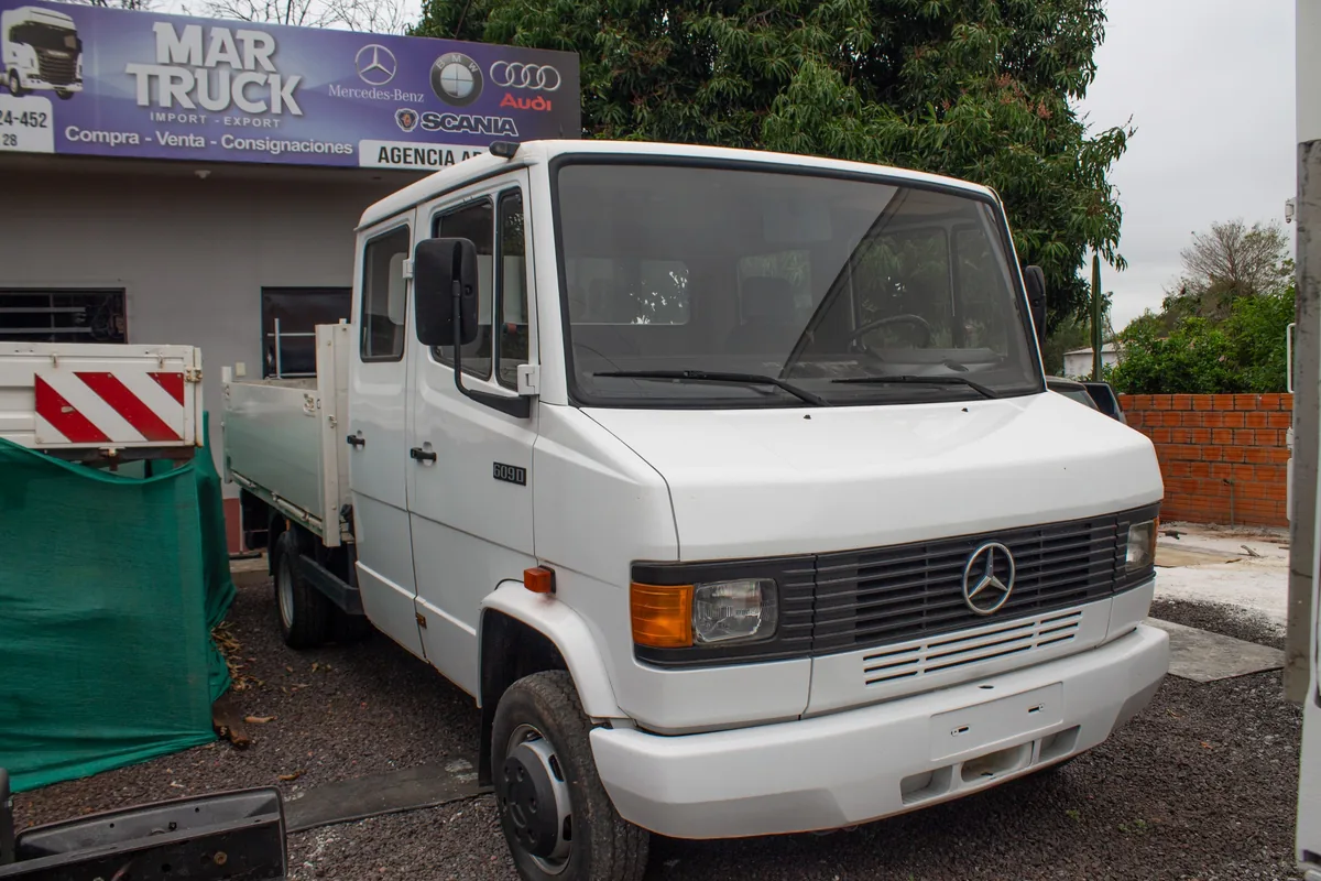 Mercedes-Benz 609D doble cabina blanco, de frente en el local de Mar Truck