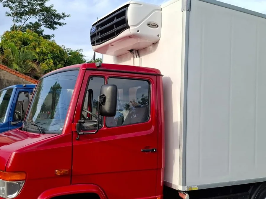 Furgón refrigerado Mercedes-Benz con equipo Carrier Xarios