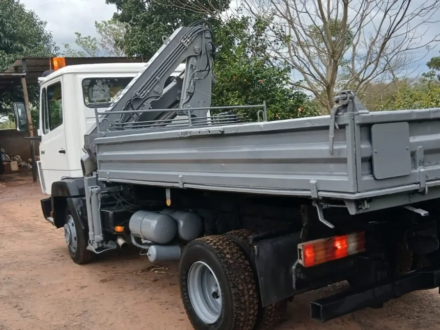 Camión volquete Mercedes-Benz 814 con hidrogrúa plegada