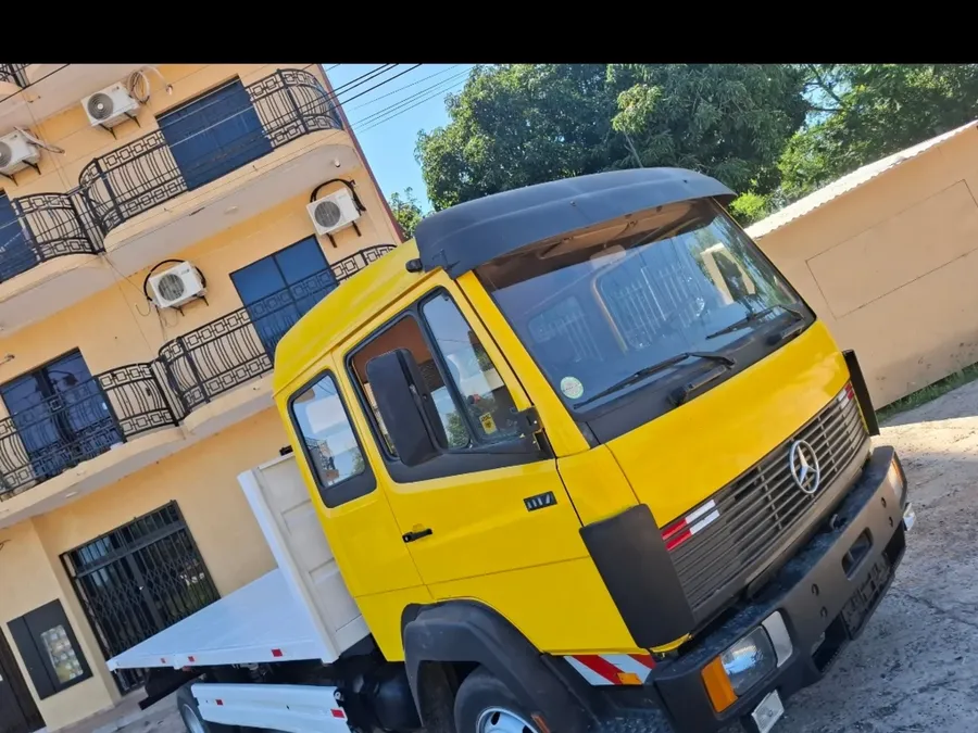 Camión en el patio de Mar Truck, agencia aduanera en Limpio