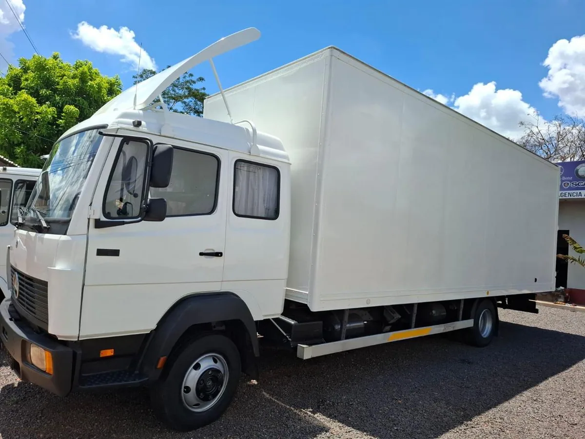 Mercedes-Benz furgón de carga seca con cabina dormitorio, de perfil en el patio