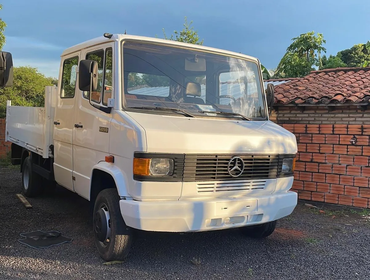 Mercedes-Benz 609D doble cabina blanco con carrocería de barandas
